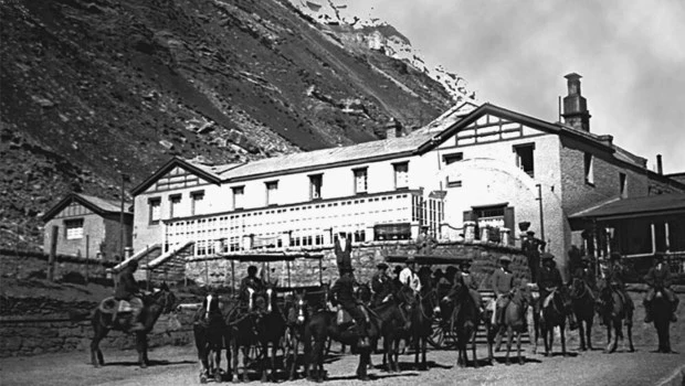 El Hotel Puente del Inca era un destino de descanso donde llegaba la elite para disfrutar del paisaje imponente de la Cordillera.