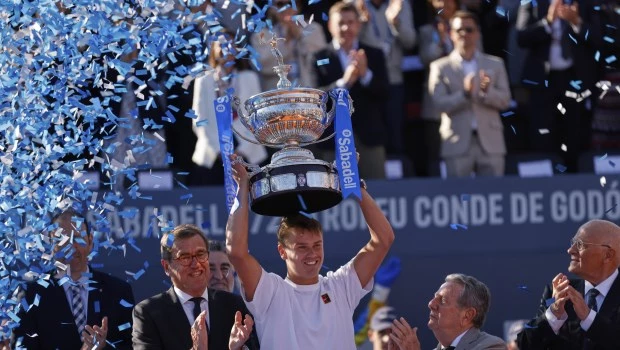 Rune se luce contra Alcaraz y se corona por primera vez en Barcelona