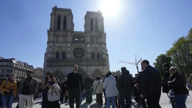 Las campanas de Notre Dame de París suenan 88 veces para recordar al papa Francisco