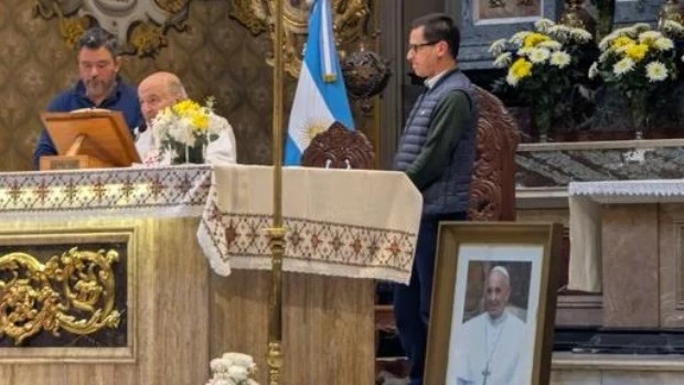 "Era uno de los nuestros": Flores despide a Francisco, un 'papa de barrio'