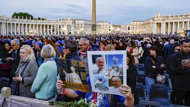 Miles de fieles rezan en la plaza vaticana por el papa difunto, "un peregrino de esperanza"