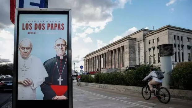 Jonathan Pryce encarnó a Francisco, junto a Anthony Hopkins como Benedicto XVI, en ‘Los dos papas’, del brasileño Fernando Meirelles.