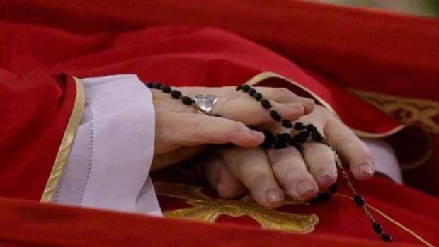 El Vaticano difundió las primeras imágenes del féretro del papa Francisco