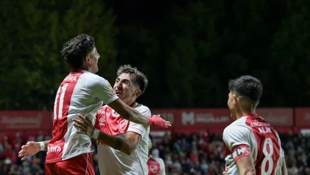 Argentinos goleó a Barracas Central y sigue como escolta en el Grupo A