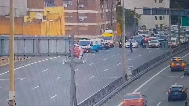 Chocaron dos motos en la autopista 25 de mayo: dos heridos