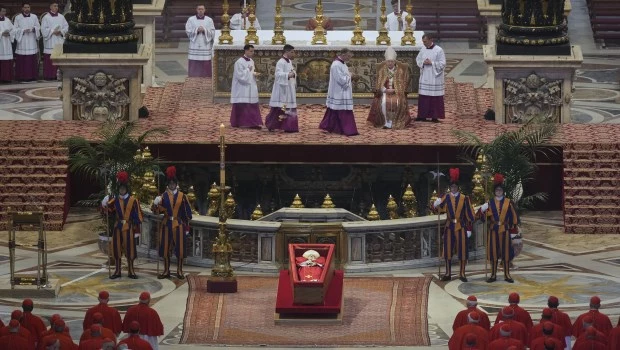 El Vaticano anunció que el viernes se cerrará el féretro que contiene los restos del Papa