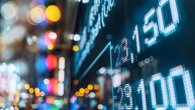 El dólar opera en alza