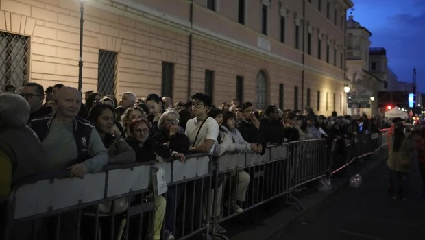 Ante la gran cantidad de fieles, el Vaticano estudia ampliar el horario para despedir a Francisco en la basílica de San Pedro