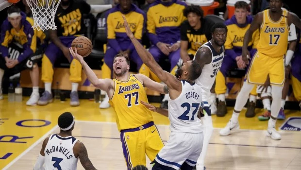 Noche estelar de Doncic para que los Lakers derroten a los Timberwolves