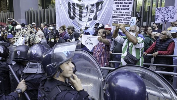 Tensión e incidentes en la marcha de jubilados en el Congreso