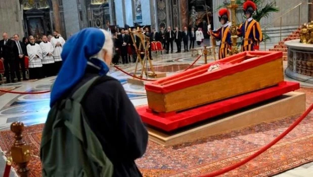 Una monja rompió el protocolo, lloró junto al ataúd de Francisco y emocionó a todos