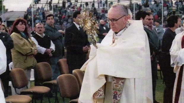 Jorge Bergoglio en la cancha de Laferrere, en La Matanza.