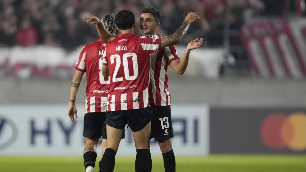 Estudiantes se hizo fuerte de local y le ganó a Botafogo