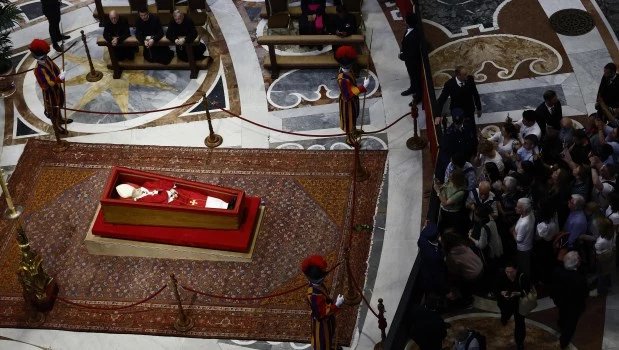 El Vaticano mantiene abierta la capilla ardiente de Francisco toda la noche debido a la gran afluencia de fieles