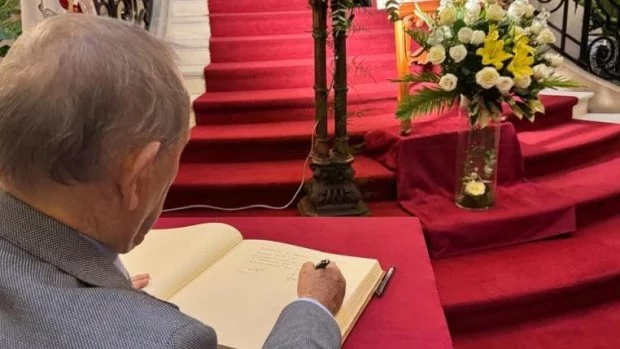 El empresario Florencio Aldrey firmó el libro de condolencias por la muerte del Papa
