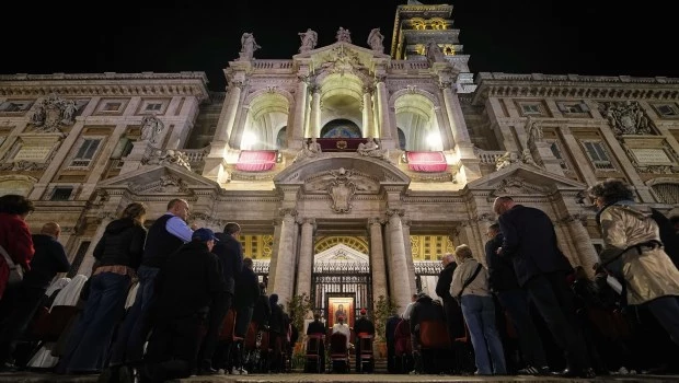 Unos 90 mil personas despidieron al Papa en la basílica de San Pedro