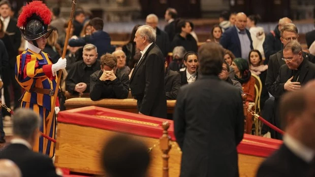 Se cierra el féretro del Papa Francisco