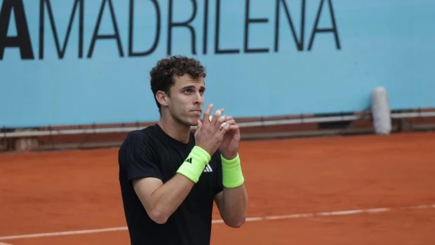 Juan Manuel Cerúndolo festeja su gran triunfo en Madrid.