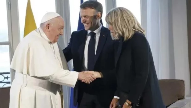 Macron y su esposa rinden tributo a Francisco frente a su féretro