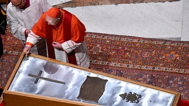 El papa Francisco será sepultado con sus zapatos usados y en un féretro que lleva una cruz, el escudo del Vaticano y una placa con su nombre