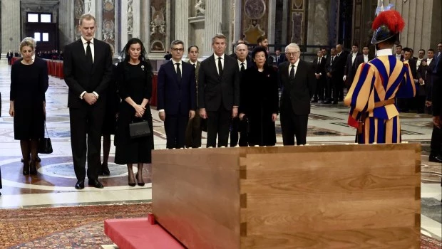 Los reyes de España despidieron al papa Francisco junto a líderes mundiales