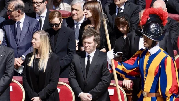 CITTA' DEL VATICANO (Estado de la Ciudad del Vaticano (Santa Sede)), 26/04/2025.- Una foto facilitada por la Oficina de Prensa del Palacio Chigi (Palazzo Chigi) muestra (de izq. a der., segunda fila) al presidente del Senado de Italia, Ignazio La Russa, a la primera ministra italiana, Giorgia Meloni; (de izq. a der., primera fila) a la secretaria general de la Presidencia de Argentina, Karina Milei, y al presidente argentino, Javier Milei, asistiendo a la misa funeral del papa Francisco en la Plaza de San Pedro.
