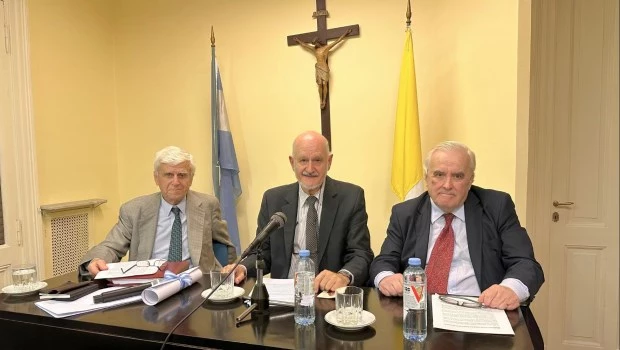 De izq. a der: Gerardo Palacios Hardy, Jorge Rouillon y Dr. Juan Marcos Pueyrredón durante el acto de incorporación.