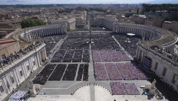 Vista de la Plaza de San Pedro del Vaticano durante el funeral del papa Francisco, el 26 de abril de 2025.