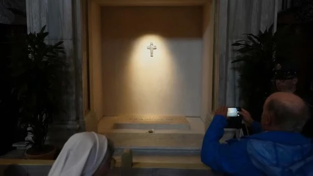 Tras el conmovedor adiós al Papa, los fieles ya visitan su tumba