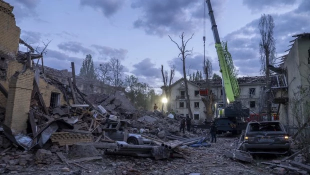 Rescatistas retiran los escombros tras un ataque ruso en un barrio residencial de Kiev, Ucrania (24 de abril de 2025.