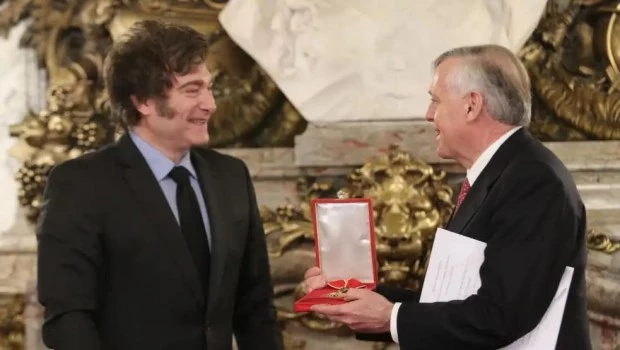 Milei regresó de Roma y condecoró a un economista español