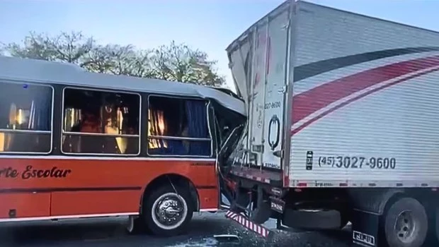 El colectivo escolar no pudo esquivar un camión y se sospecha que el chofer estaba distraído con el celular.