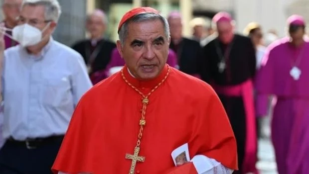 Renunció al Cónclave el cardenal Becciu, que había sido vetado por Francisco