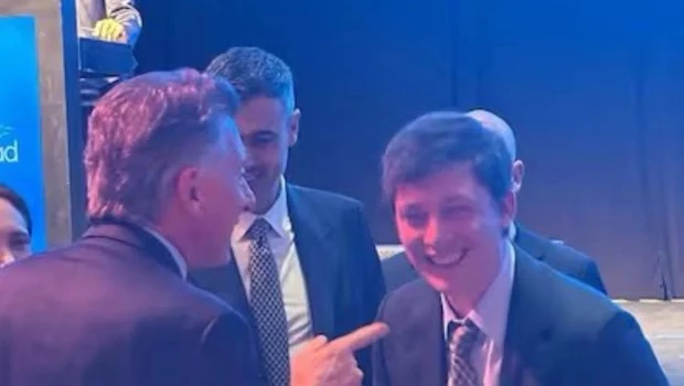 Mauricio Macri y Santiago Caputo se abrazaron y bromearon en público