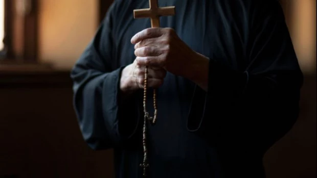 Arrestan a un sacerdote italiano por atropellar a una joven motociclista y darse a la fuga