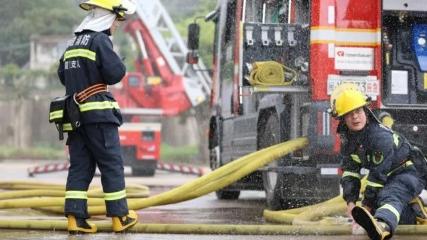 China: mueren 22 personas en un incendio y arrestan al operador del restaurante donde ocurrió