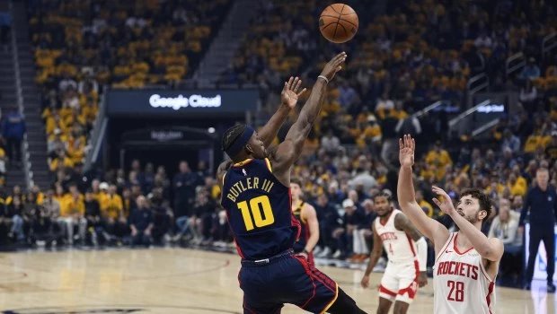 Jimmy Butler regresó en los Warriors y fue clave en el triunfo ante Rockets.