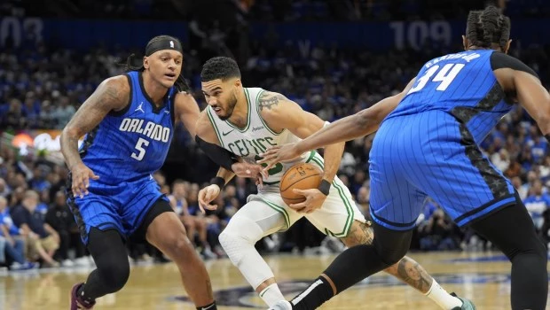 Tatum y Brown lideran a Celtics que se imponen 3-1 sobre Magic