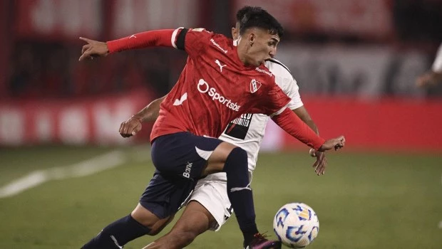 Atlético Tucumán e Independiente disputan el partido que se había suspendido por lluvia