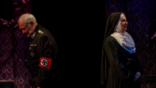 Ana María Cores y Gustavo Rey ofrecen dos actuaciones medidas, enfocadas en los gestos mínimos, con ciertas inflexiones del melodrama popular.