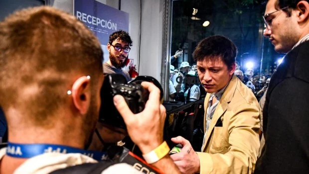 Santiago Caputo tuvo otra actitud violenta, esta vez con un fotógrafo