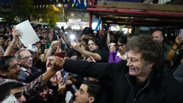 En un acto en Lugano, Milei pidió el voto por Manuel Adorni