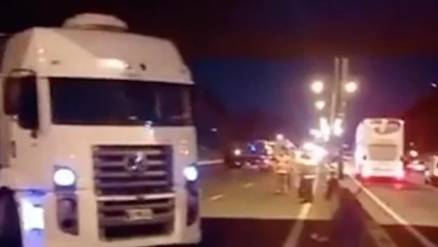 Un camión quedó trabado en un puente sobre la General Paz