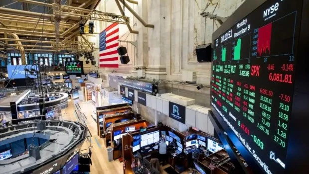 Wall Street, en verde; ADR, en rojo