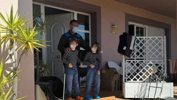 Detuvieron en Espña a un matromonio que obligaba a sus hijos a usar pañales, barbijos y los mantenía encerrados en su casa