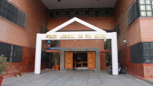 Echaron del Poder Judicial de Río Negro a una empleada que acumuló 400 días de licencia y trabajó en tres lugares al mismo tiempo