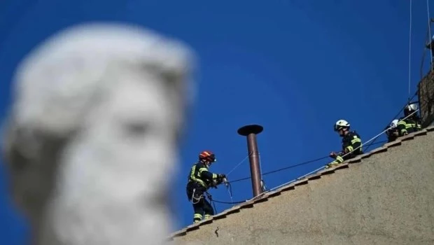 El Vaticano ya instaló la chimenea en la Capilla Sixtina para el cónclave