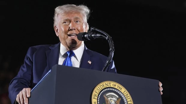 Trump firma una orden para poner fin al financiamiento federal para medios de comunicación público