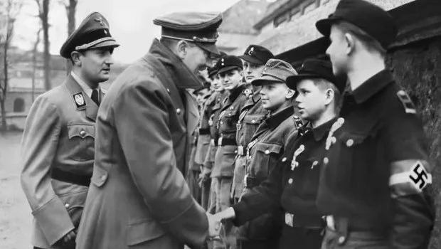La última aparición pública de Adolf Hitler fue para condecorar a niños que luchaban en el frente oriental.