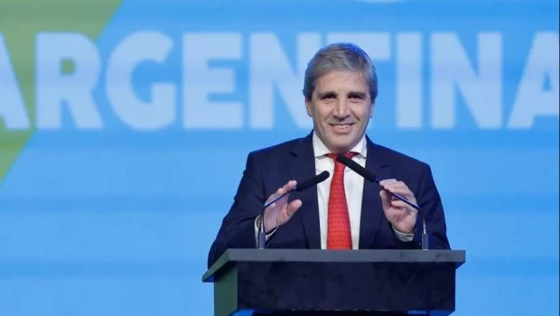 El Gobierno lanzará incentivos para que los argentinos empiecen a usar los dólares del colchón